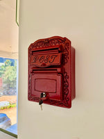 Posty - Red Vintage Mailbox